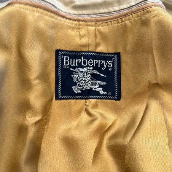 Authentic Burberry trench coat with removable inside liner - Picture 12 of 16
